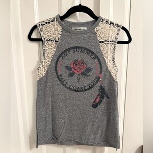 Cute XS A&F gray top with flowers